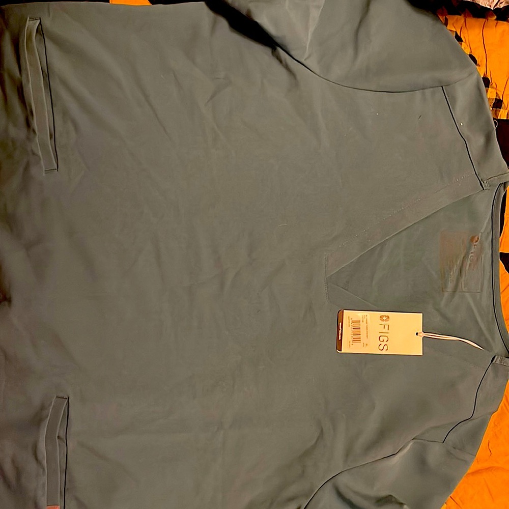 Bnwt Figs Casma three pocket scrub top Hydrogreen. Just don't like the style.